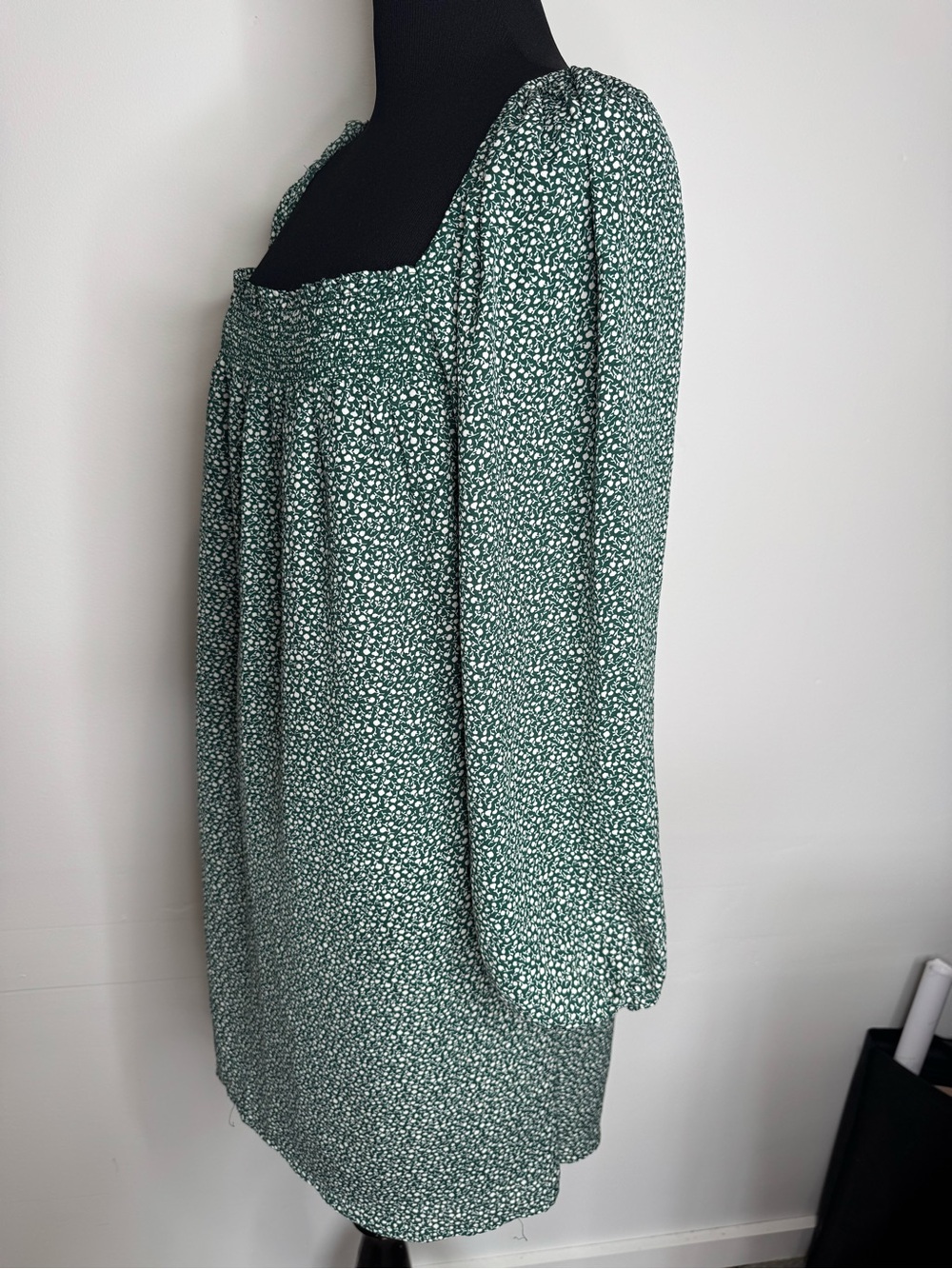 Abercrombie & Fitch Green Floral Long-Sleeve Smocked Dress. Size L - Picture 2 of 16